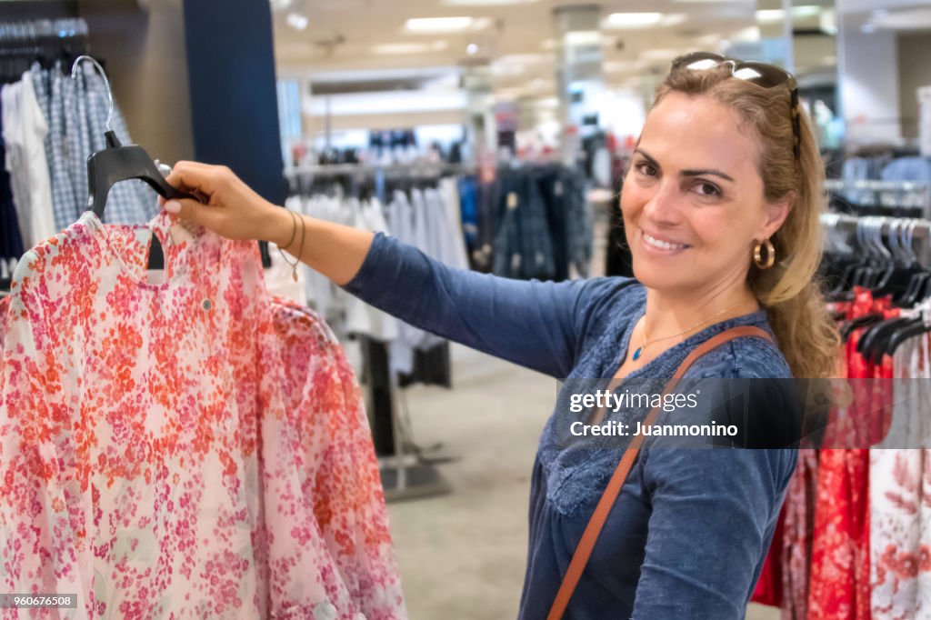 Lächelnd, Reife Frau Einkaufen an einem Bekleidungsgeschäft