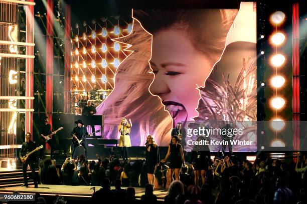 Host Kelly Clarkson performs onstage during the 2018 Billboard Music Awards at MGM Grand Garden Arena on May 20, 2018 in Las Vegas, Nevada.