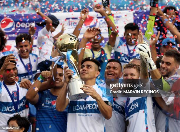 Alianza players celebrate after winning their 2018 El Salvador Clausura tournament final football match against Santa Tecla at the Cuscatlan Stadium...