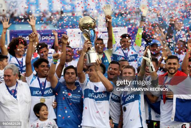 Alianza players celebrate after winning their 2018 El Salvador Clausura tournament final football match against Santa Tecla at the Cuscatlan Stadium...