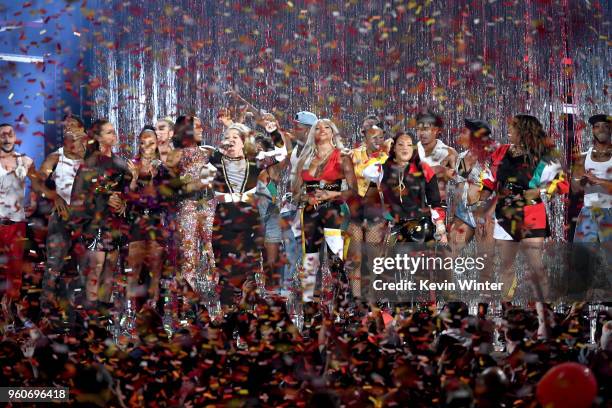 Host Kelly Clarkson and music groups En Vogue and Salt-N-Pepa perform onstage during the 2018 Billboard Music Awards at MGM Grand Garden Arena on May...