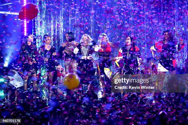 Host Kelly Clarkson and music groups En Vogue and Salt-N-Pepa perform onstage during the 2018 Billboard Music Awards at MGM Grand Garden Arena on May...