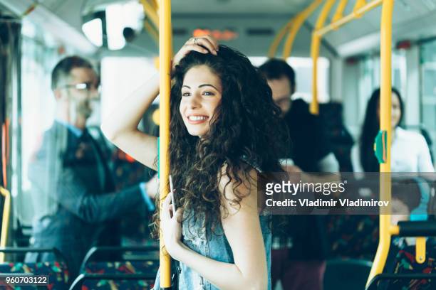 lächelndes mädchen spaß im öffentlichen verkehr - bus innen stock-fotos und bilder