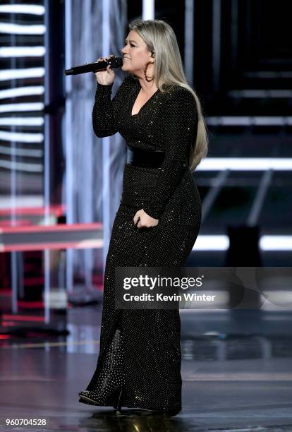 Host Kelly Clarkson speaks onstage during the 2018 Billboard Music Awards at MGM Grand Garden Arena on May 20, 2018 in Las Vegas, Nevada.