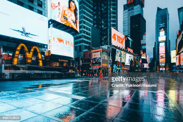 times square after the rain - times square manhattan stock pictures, royalty-free photos & images