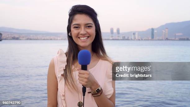 female tv reporter - jornalismo imagens e fotografias de stock