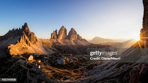 three peaks of lavaredo at sunset, dreizinnenhütte - refuge antonio locatelli - rock mountain stock pictures, royalty-free photos & images