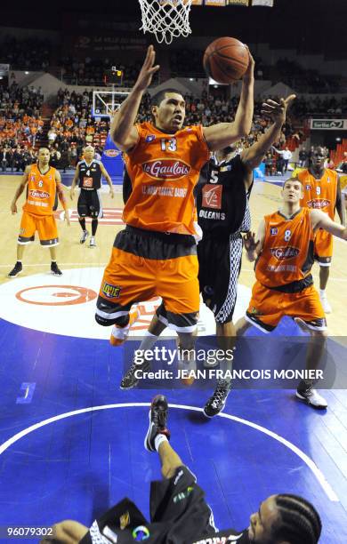 Le Mans� Brazilian center Joao Paolo Batista vies with Orleans� US shooting guard Anthony Dobbins and US center Ryvon Coville during the French Pro A...