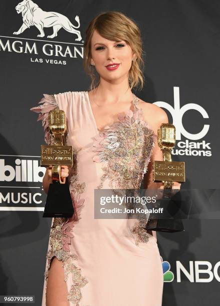 Taylor Swift poses at the 2018 Billboard Music Awards Press Room at MGM Grand Garden Arena on May 20, 2018 in Las Vegas, Nevada.