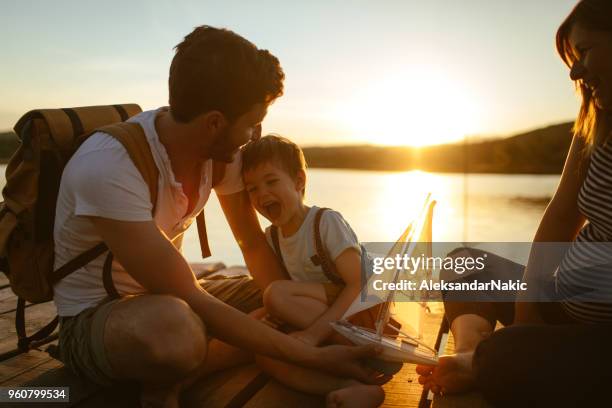 familie auf einem see-dock - father son sailing stock-fotos und bilder