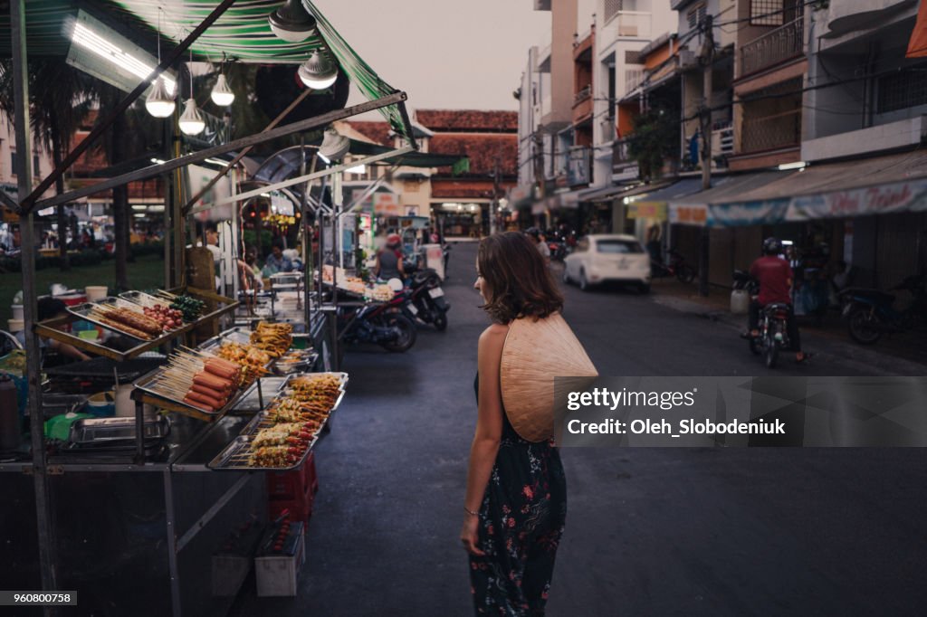 Mujer caminando sobre mercado nocturno en Vietnam