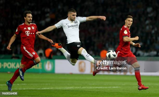 Ante Rebic of Frankfurt scores his teams second goal next to Mats Hummels of Bayern Muenchen and Niklas Suele of Bayern during the DFB Cup final...