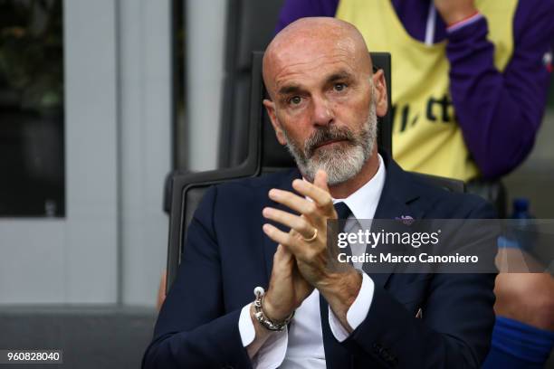 Stefano Pioli head coach of ACF Fiorentina look on before the Serie A match between Ac Milan and ACF Fiorentina. Ac Milan wins 5-1 over Acf...