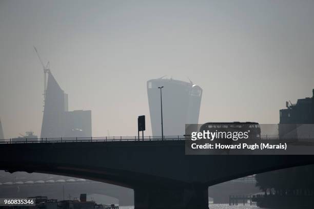 faded london skylines, riverside, architectural shapes & silhouettes - radio fluss draussen stock-fotos und bilder