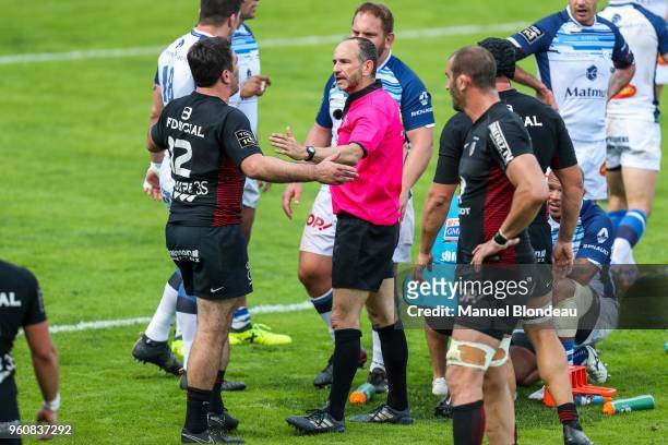 Referee Romain Poite talks to Florian Fritz of Toulouse during the French Top 14 match between Stade Toulousain and Castres at Stade Ernest Wallon on...