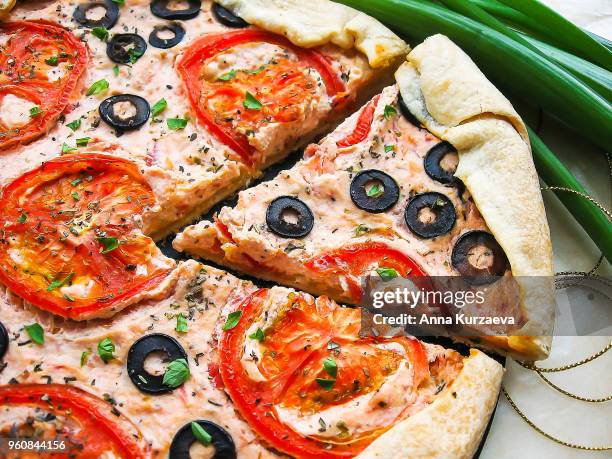 savory puff pastry pizza pie with ricotta cheese, fresh tomatoes, black olives and parsley, selective focus. food for picnic, snack or lunch. macro food photography. mediterranean food. - savory sauce 個照片及圖片檔