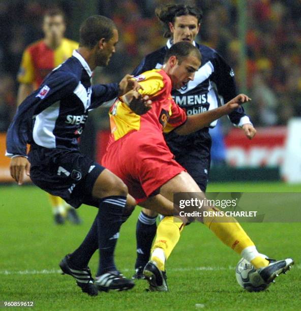 Le Lensois Antinie Sbierski est à la lutte avec le Bordelais Edouardo Costa, le 04 novembre 2001 au stade Felix Bollaert à Lens, lors de la rencontre...