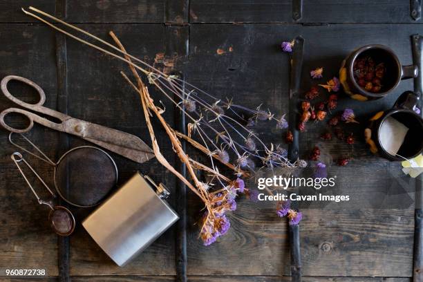 overhead view of tea products on wooden table - teesieb stock-fotos und bilder