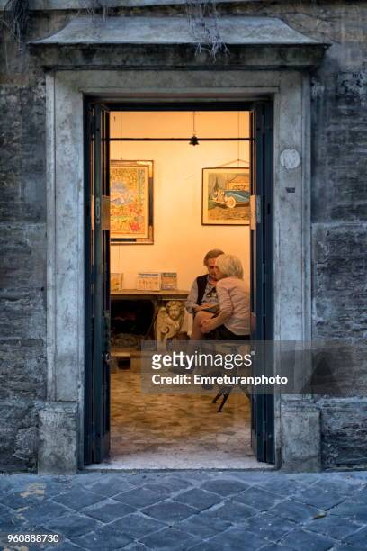 beautiful,old door of an art gallery in rome. - emreturanphoto stock-fotos und bilder