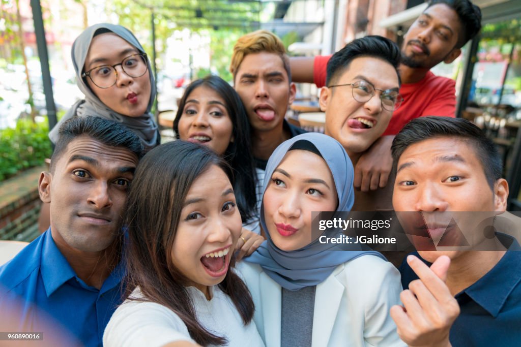 Groep vrienden nemen van een selfie