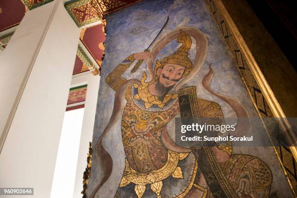 painting of the guardian deity at the gate of ubosod at wat wat ratchanatdaram temple - sunphol foto e immagini stock