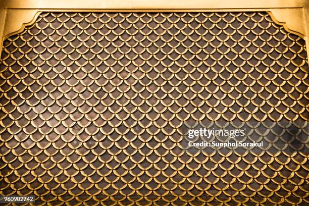 golden roof pattern on loha prasat - sunphol foto e immagini stock