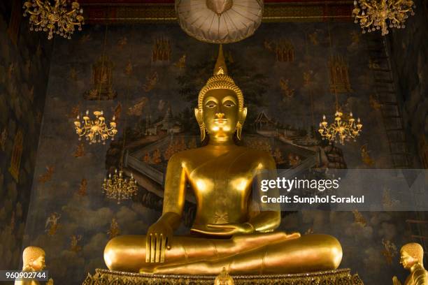 the main gold buddha at wat ratchanatdaram, bangkok, thailand - sunphol stock-fotos und bilder