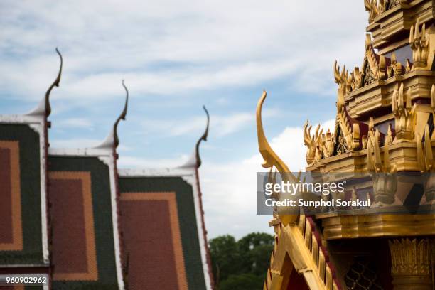 chorfah at the top of thai gable - sunphol stockfoto's en -beelden