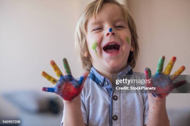 finger schilderij - geschminkt gezicht stockfoto's en -beelden