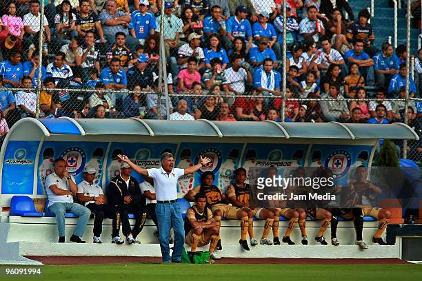 Head Coach Ricardo Ferretti of Pumas gestures during their match against Cruz Azul at Azul Stadium on January 23, 2010 in Mexico City, Mexico.