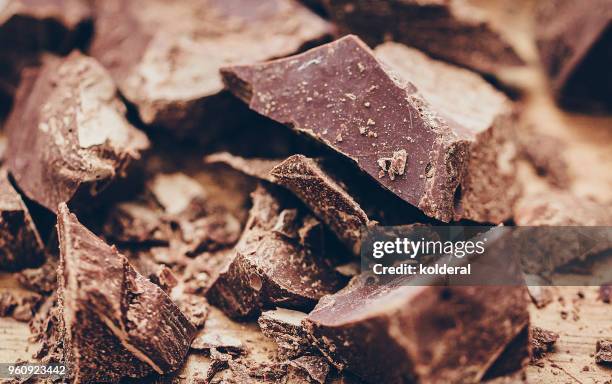 close-up of raw artisan chocolate - theobroma imagens e fotografias de stock