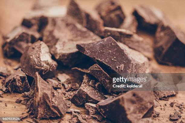 close-up of raw artisan chocolate - theobroma imagens e fotografias de stock