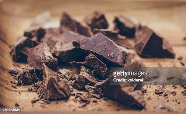 close-up of raw artisan chocolate - chocolate chip stock-fotos und bilder