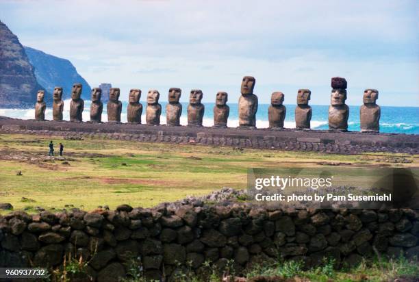 wide angle view of moai statues at ahu tongariki on rapa nui - ahu tongariki stockfoto's en -beelden