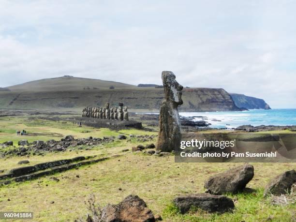 wide angle view of moai statues at ahu tongariki on rapa nui - ahu tongariki stockfoto's en -beelden