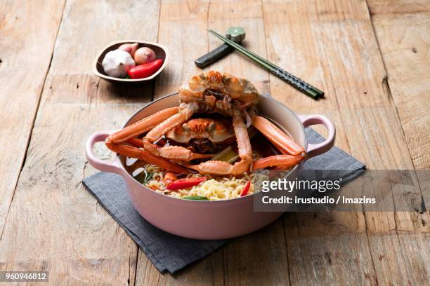 ramen noodles with red crab - chilli crab - fotografias e filmes do acervo