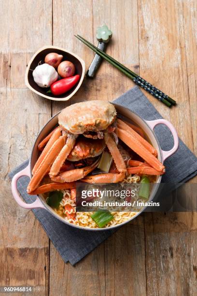 ramen noodles with red crab - chilli crab 個照片及圖片檔