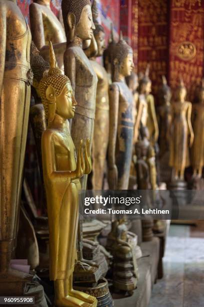 buddha statues at the wat xieng thong temple in luang prabang - cultura laosiana fotografías e imágenes de stock