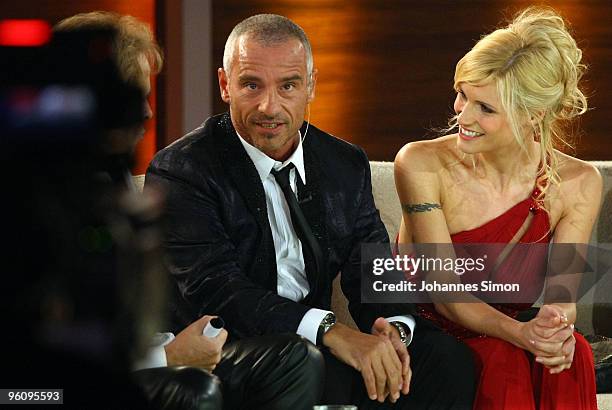 Italian singer Eros Ramazzotti and host Michelle Hunziker sit side on side during the Wetten dass...? TV Show on January 23, 2010 in Friedrichshafen,...