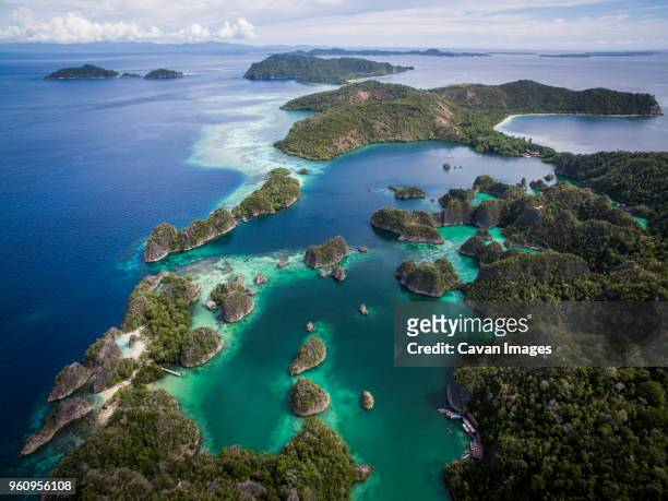 high angle idyllic view of fam islands against sky - raja ampat islands 個照片及圖片檔
