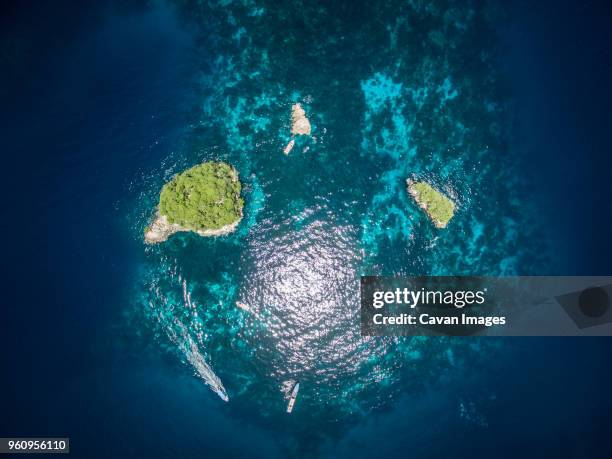 overhead view of raja ampat islands - raja ampat islands fotografías e imágenes de stock