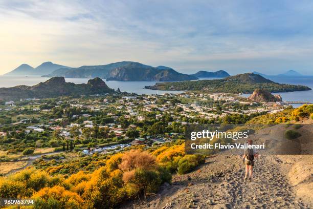 烏爾卡諾島上的小徑-風沙群島, 西西里島, 義大利 - aeolian islands 個照片及圖片檔