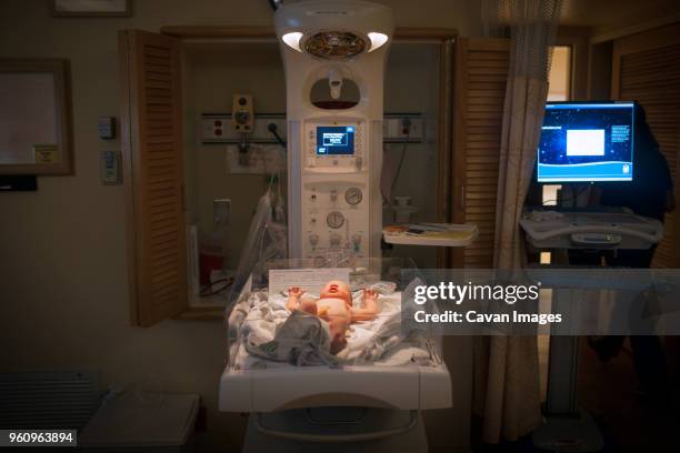 baby lying in incubator - incubator stock pictures, royalty-free photos & images