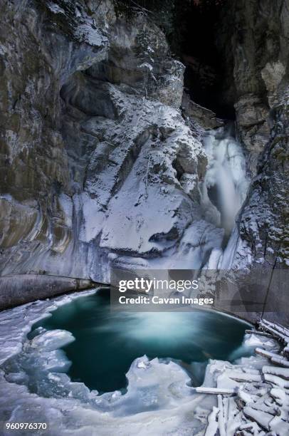 tranquil view of frozen waterfall at johnston canyon - cataratas lower falls fotografías e imágenes de stock