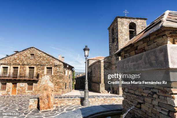 street with the pylon in valverde de los arroyos, a village that conserves their tradicional architecture based on the use of the slate - rock. guadalajara, castila la mancha, spain, europe - slate rock stock-fotos und bilder