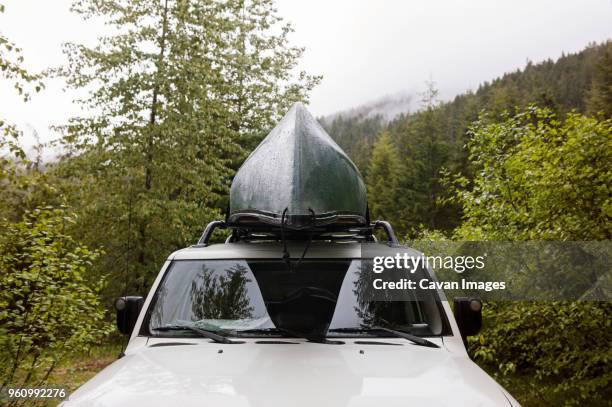 car with canoe on roof - gifford pinchot national forest stock pictures, royalty-free photos & images