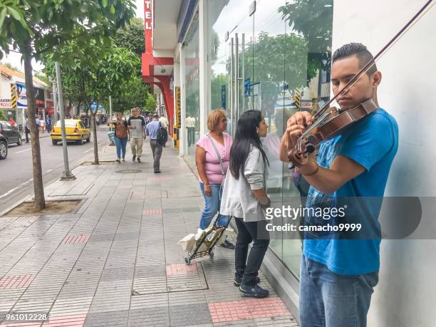 委內瑞拉小提琴手在 cucuta 的街道上 - cúcuta 個照片及圖片檔