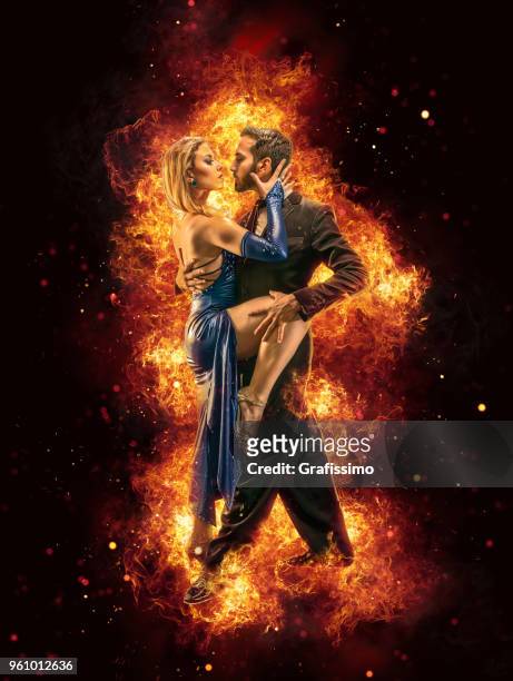 argentijnse paar dansen tango in buenos aires argentinië omgeven door vlammen - tough love stockfoto's en -beelden