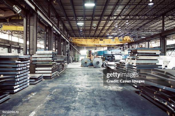 metal sheets and machineries in warehouse - siderurgicas fotografías e imágenes de stock