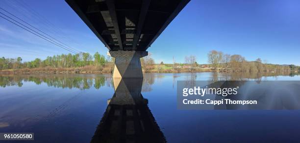 bridge crossing the androscoggin river in milan, new hampshire usa during may 2018 - cappi thompson 個照片及圖片檔